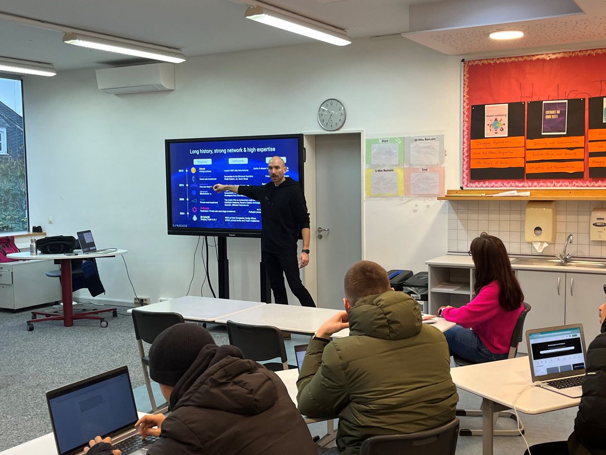21OaksCapital's tweet image. Last Monday, our managing partners, @MichaelGeike  and Edgar Heimbach, attended another #blockchainworkshop ⛓️ at the International School of Düsseldorf. As they did last time, the 11th and 12th graders looked at this topic as part of their &quot;Digital Society&quot; class. 

Many thanks…