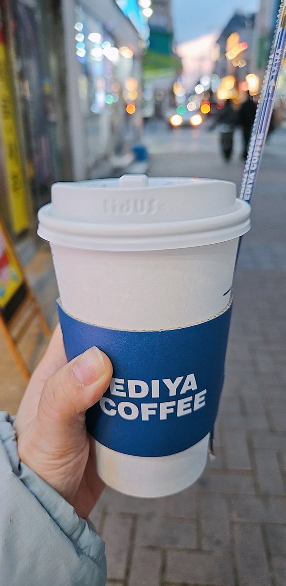 eaooTR's tweet photo. @Woo_ra_ra 안녕하세요 선생님! 덕분에 따뜻하게 몸 녹였습니다. 사장님께서도 추가금 없이 디카페인으로 만들어주셨어요. 추운 시기 따뜻한 연대 감사드립니다. 늘 건강하세요! https://t.co/aWngqYhIb0