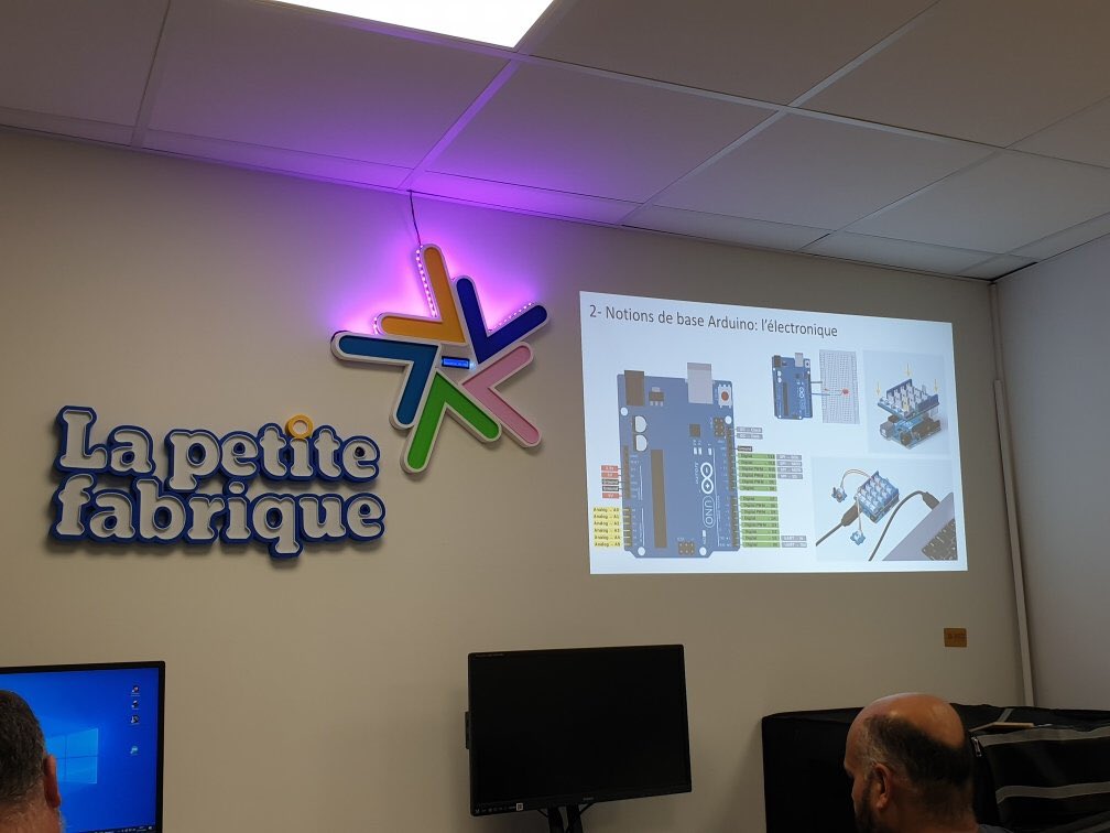 lelabtechno's tweet photo. Nouvel atelier LeLabTechno à la petite fabrique à @AgdeOfficiel. Découverte de cette fantastique carte programmable qu’est @arduino avec ce kit qui contient 10 capteurs, particulièrement bien adapté pour la découverte.
« Arduino, c’est beau la vie, pour les grands et les petits » https://t.co/1xBXTPdvvh