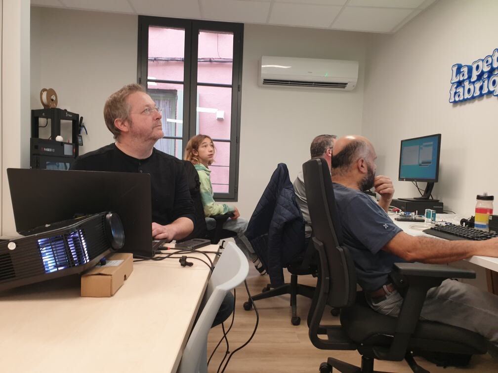 lelabtechno's tweet photo. Nouvel atelier LeLabTechno à la petite fabrique à @AgdeOfficiel. Découverte de cette fantastique carte programmable qu’est @arduino avec ce kit qui contient 10 capteurs, particulièrement bien adapté pour la découverte.
« Arduino, c’est beau la vie, pour les grands et les petits » https://t.co/1xBXTPdvvh