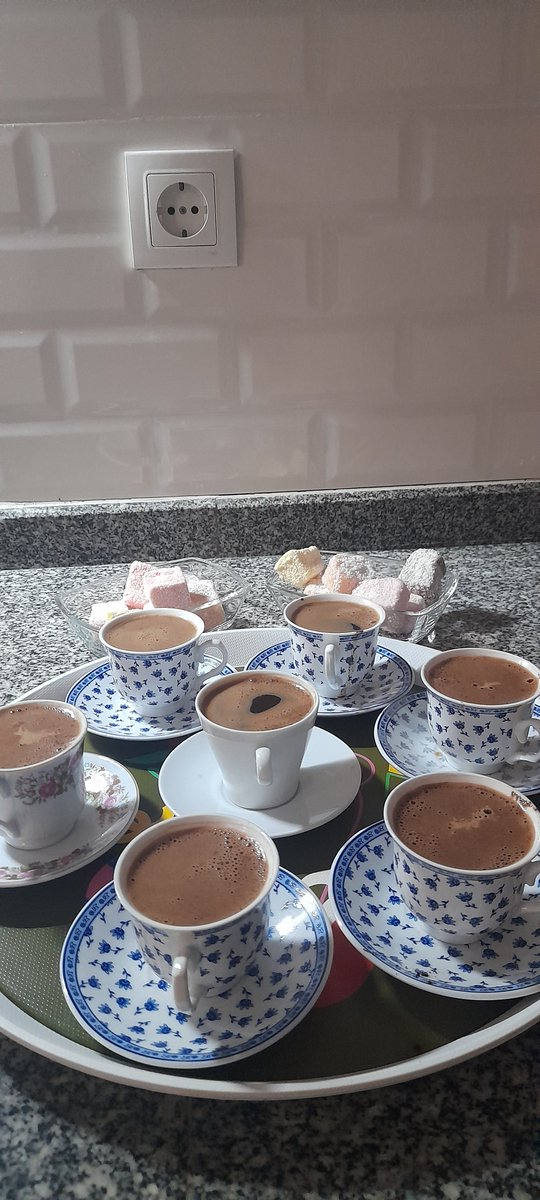 Talebelere kahve yaptım ağzımız tatlansın diye şekerli ve şekersiz, mübârek cuma'nın hürmetine..:)☕