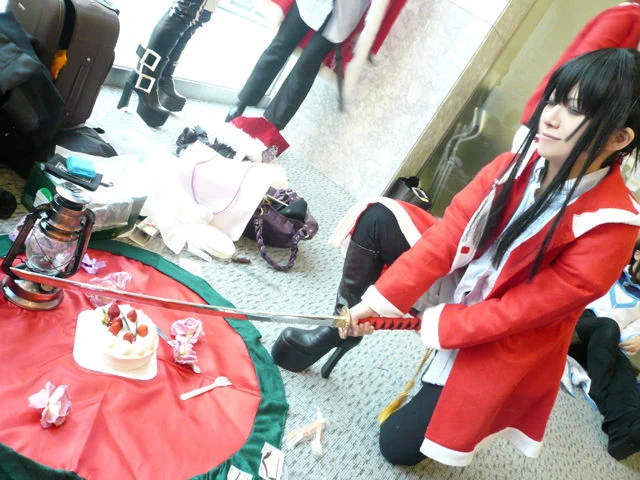 そういやDグレやってた時、アレンの誕生日はクリスマスなんでアレン生誕祭やったり神田のシャツ+サンタ服の衣装はこれは公式にあるイラストコスプレです(*^^*)そういうのも結構しましたね(カラー表紙とか)TFTは何時も激混みだった(;'∀`)#Dグレ #アレン生誕祭 #神田ユウ 