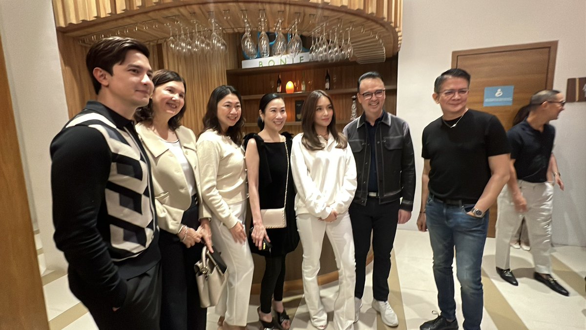 ABSCBNNews's tweet photo. LOOK: VIP screening of "Hello, Love, Again" with lead stars Kathryn Bernardo and Alden Richards. VIP guests include First Lady Liza Araneta-Marcos, Senators Francis Escudero, Pia and Alan Peter Cayetano, Grace Poe, Taguig City Mayor Lani Cayetano, and ABS-CBN and GMA executives. | via @mjfelipe