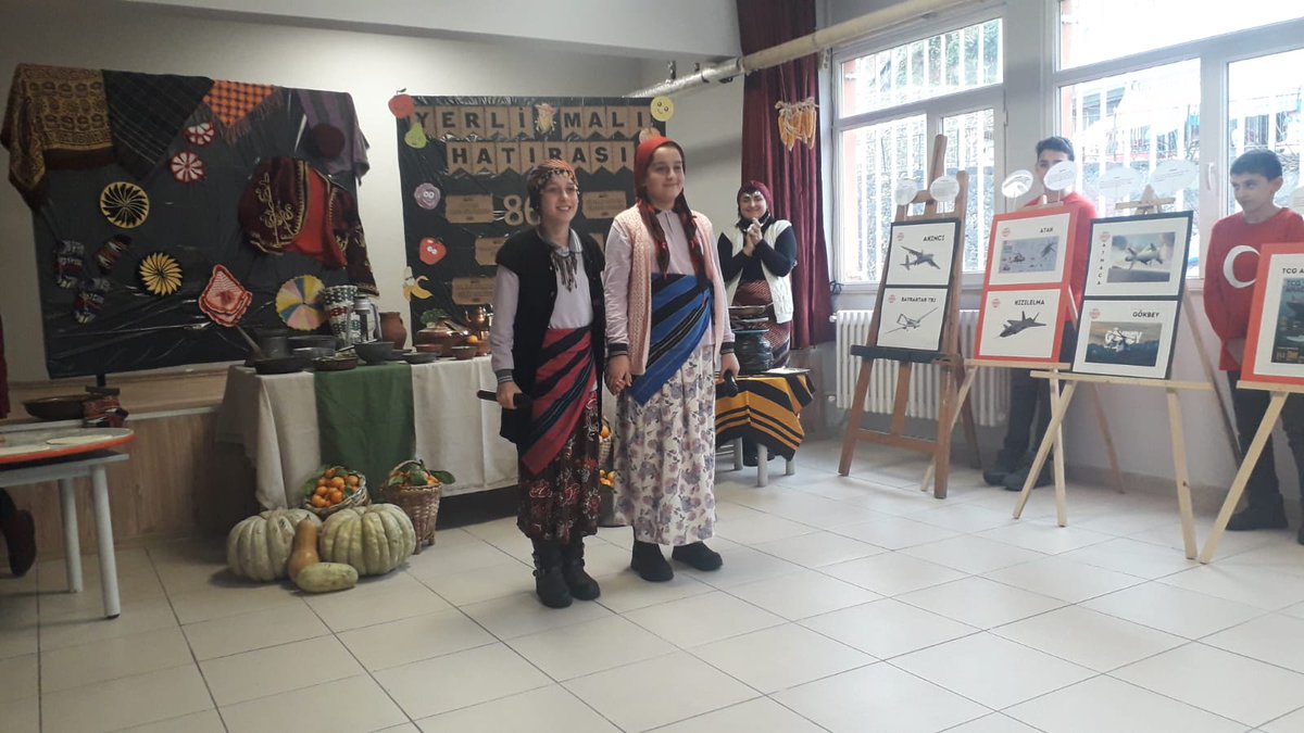 Yerli Malı Haftası etkinlikleri kapsamında Büyükköy İlkokulu’nda program düzenlendi. Programa Kaymakam refiki Taha ERASLAN, Büyükköy belediye Başkanı Hamza SARUHAN,  İlçe Milli Eğitim Müdürümüz Muzaffer OVALI ve kurum müdürleri katıldılar. Program çeşitli etkinliklerle sona erdi.