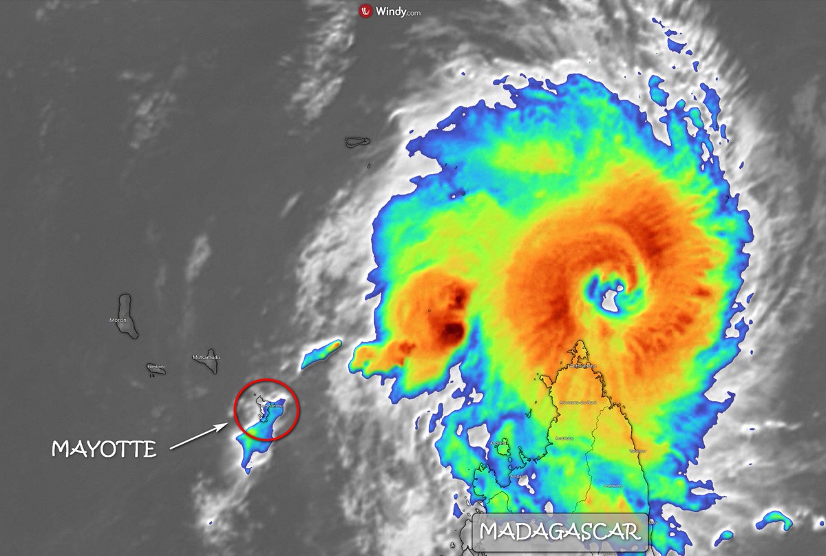 Firinga_le_site's tweet photo. 🌀#CHIDO transite au N de Madagascar, le cyclone intense poursuit sa route en direction de Mayotte A 06 UTC, les vents soutenus sont estimés en mer à 195 km/h avec des rafales à 250 km/h. Cyclone de cat 3 Le cyclone de référence sur le département Français est DISSELI le 18.02.34 https://t.co/bpJyOtFxSh