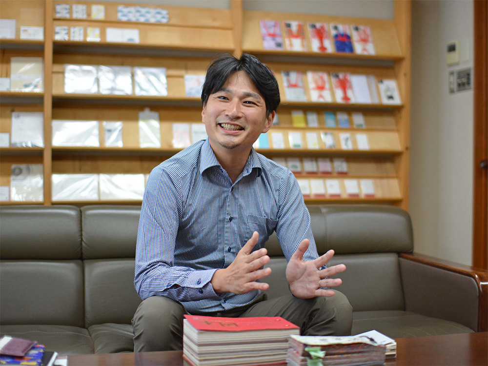 lothical_jp's tweet image. 水や縫製に強い、茨城県産の手漉き和紙を使ったクッション。

四天王寺を拠点とし、創業76年の歴史を持つ和紙問屋「オオウエ」社長の大上陽平さんが主導し、パートナー企業と一緒に開発したものです。

#和紙 の未来をどう描く？
業界でも飛びぬけて若い社長の挑戦はこちら。
lothical.jp/person/ooue/20…