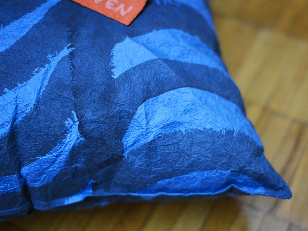 lothical_jp's tweet image. 水や縫製に強い、茨城県産の手漉き和紙を使ったクッション。

四天王寺を拠点とし、創業76年の歴史を持つ和紙問屋「オオウエ」社長の大上陽平さんが主導し、パートナー企業と一緒に開発したものです。

#和紙 の未来をどう描く？
業界でも飛びぬけて若い社長の挑戦はこちら。
lothical.jp/person/ooue/20…