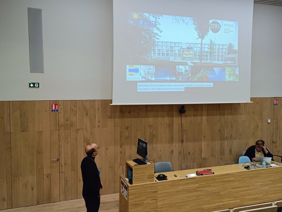 Aujourd'hui, c'est la journée des entrantes et des entrants du laboratoire.
Thomas Pino, directeur de l'ISMO, introduit la journée.
Avec notre nouveau système de traduction simultanée 👍