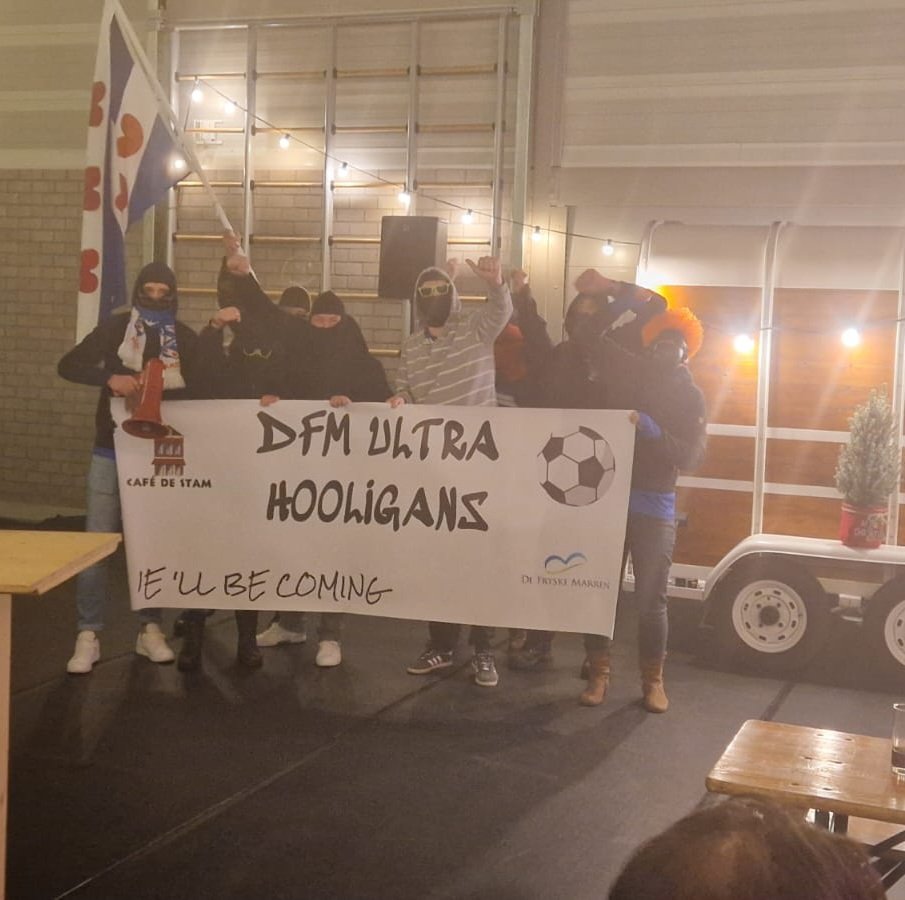 Juster hiene we krystfeest fan <a href="/gemeenteDFM/">gemeente De Fryske Marren</a> op de Lemmer. Tema: Sport, de fraksjes fan <a href="/FNPDFM/">FNP De Fryske Marren</a>  en <a href="/cu_dfm/">ChristenUnie DFM</a> wiene ferklaaid as DFM hooligans. Wat in wille, en it smiet by de priisútrikking ek noch earfolle fermelding op! #feest #goudenteam