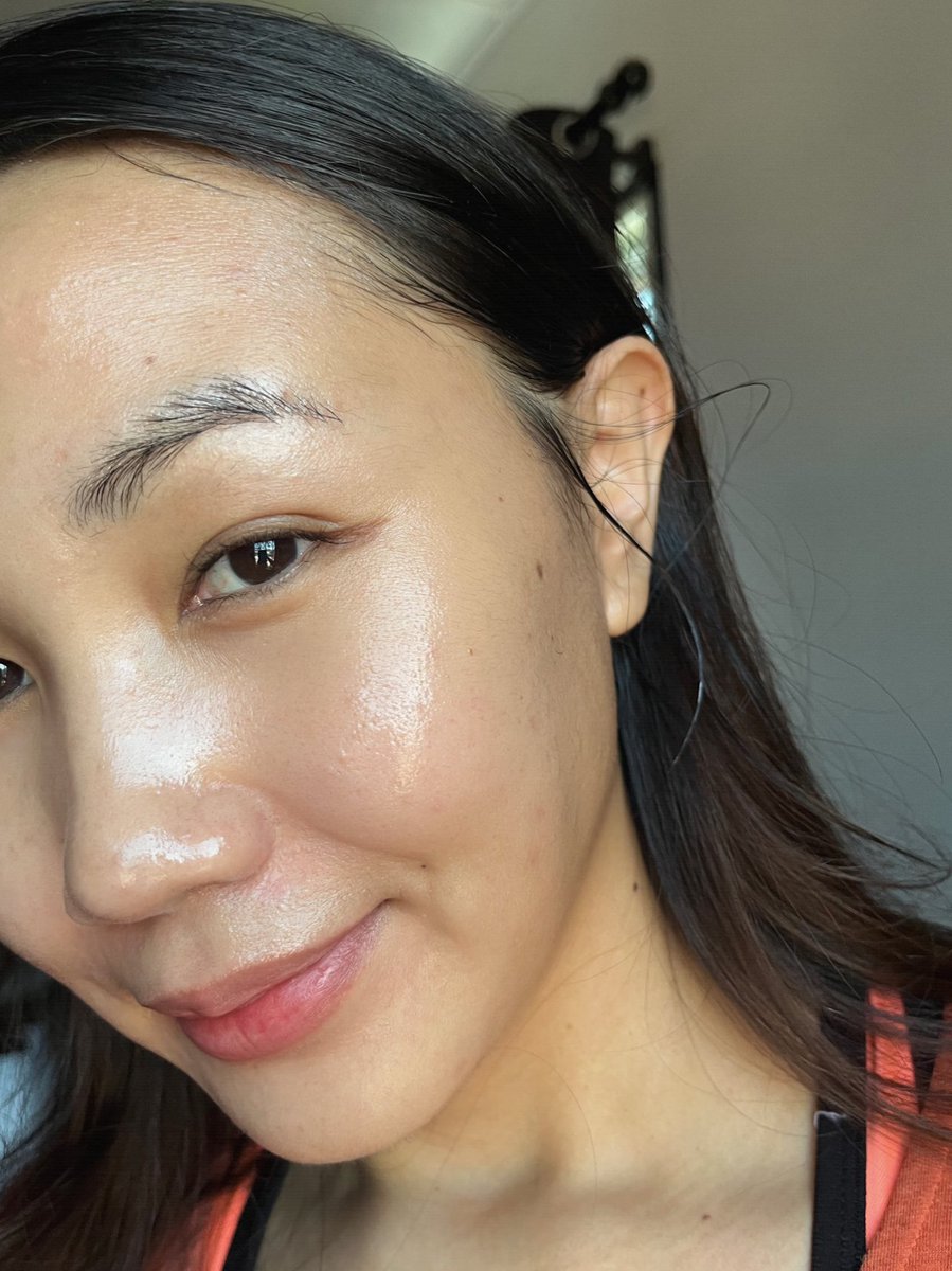 I pun dah try and it really worth the hype! 1st time i rasa kulit i lembab and glow secepat ini just sebab i tukar toner in my skincare routine.

Even dalam masa seminggu pun i boleh nampak dark spots i makin pudar and kulit i rasa sangat la lembut.🥰

s.shopee.com.my/9pNpEDcgTx