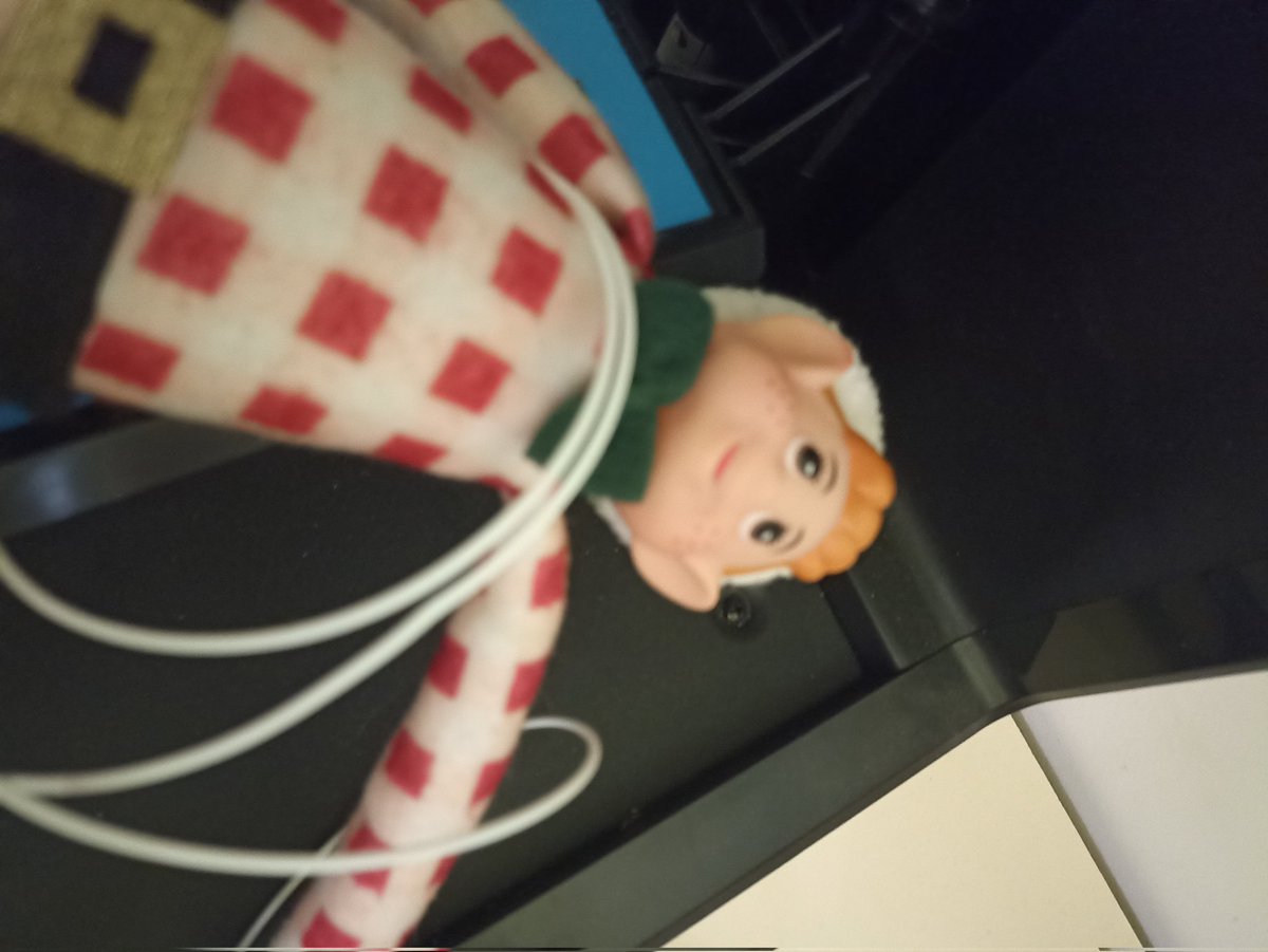 ecMarcais's tweet photo. Nous avons trouvé les 2 lutins dans l'imprimante 3D. Lutine a essayé de faire une chose en 3D mais elle s'est enroulée dans le fil plastique. Lutin a voulu la sauver mais il est tombé.
Ils ont découpé un mot "joyeux noël" avec la découpeuse. 
La classe
#LutinsFarceurs
#FabLab https://t.co/ibhW3WeQvf