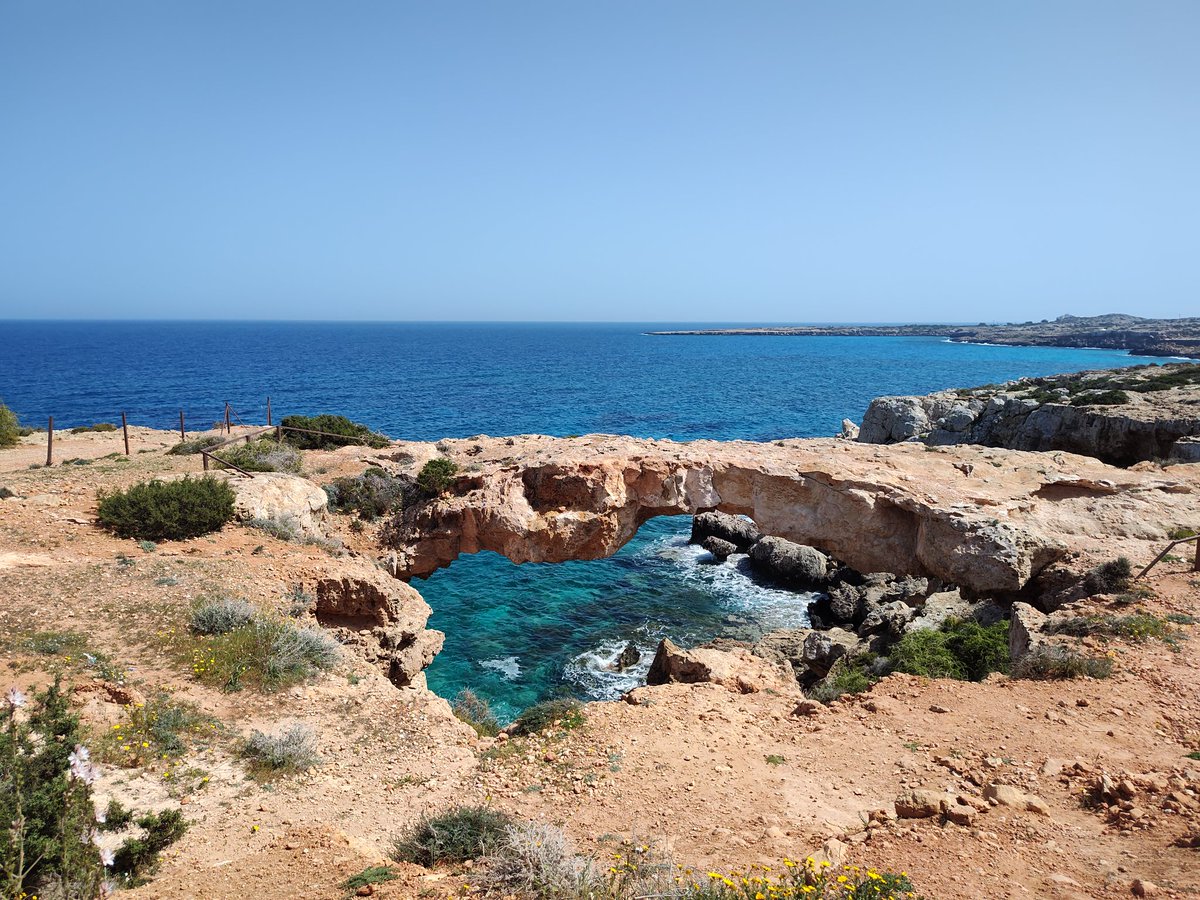 loreboldo's tweet photo. @Rainmaker1973 this is how perspective messes with your brain... First you see a sea pond on a rocky beach, and then... https://t.co/PhGneCkMv5