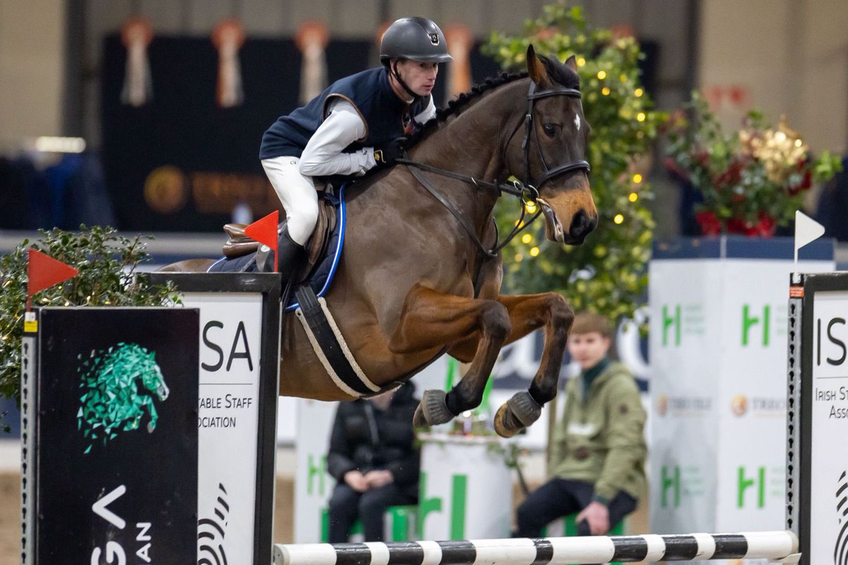 TreoEileRIR's tweet image. What a fantastic evening last night and great to crown @_Davy_Russel_ and the @LeopardstownRC team winners of the @HRIRacing Thoroughbred Classic. Davy was joined by Austin O’Connor, Finn Russell and Rachael O’Callaghan 🌟