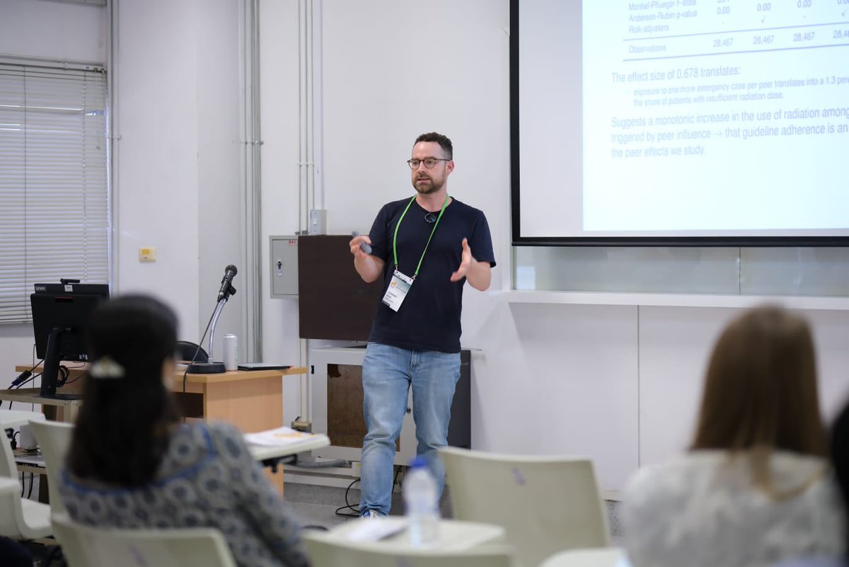 The parallel sessions on #AASLE2024 continue. Johannes Kunz on Radiating Influence? Spillover Effects among Physicians in session 4-G #EconTwitter