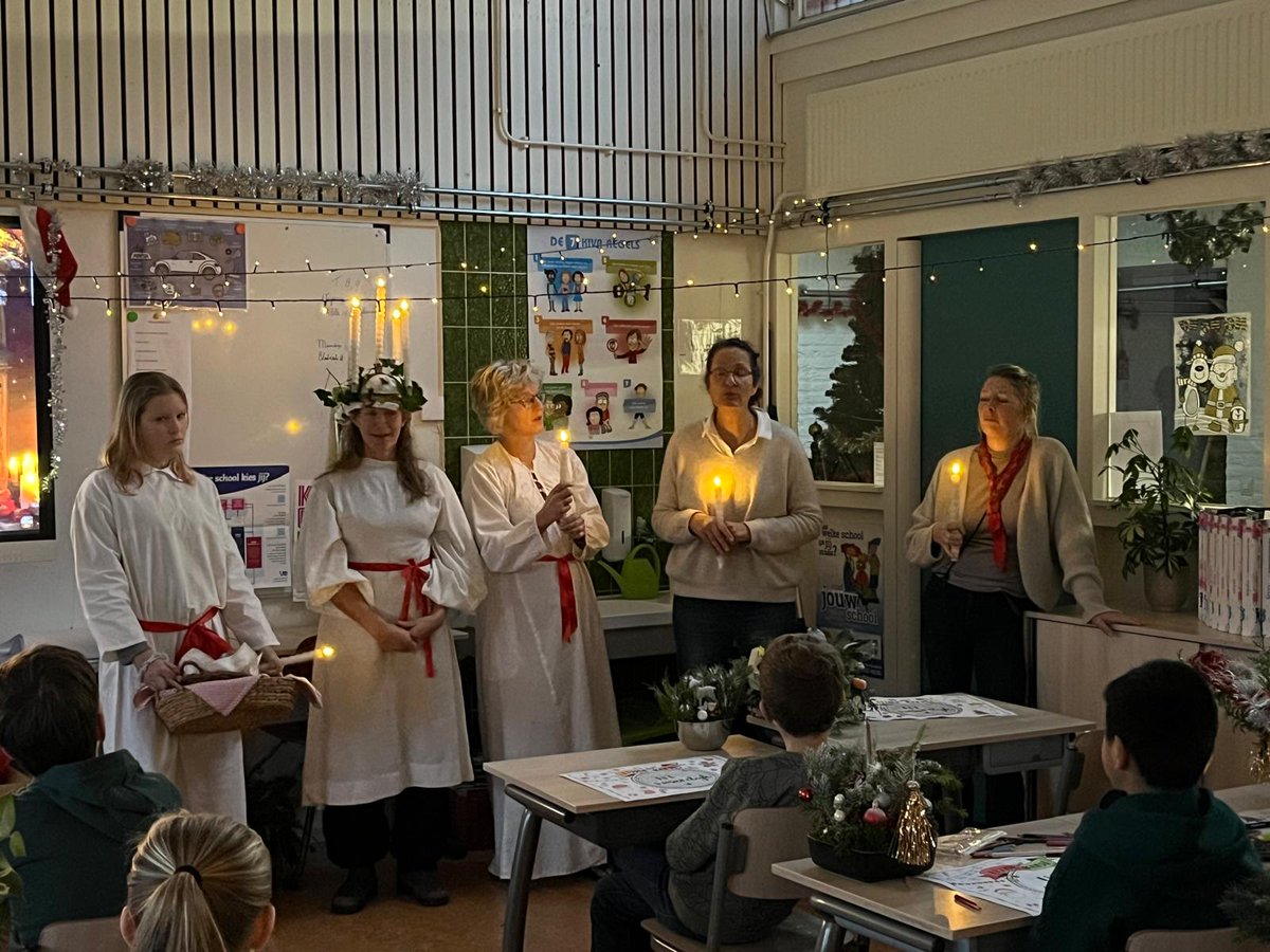 Vandaag kwam Lucia (lichtkoningin) op school langs. 
Het feest Sankta Lucia op 13 december markeert in Zweden het begin van de kerstperiode.

#cultuurschool #burgerschap