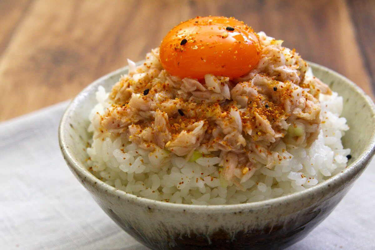 gogoigarashi's tweet photo. これご飯消えてく。ツナ缶は油ごと使って鶏ガラ・レモン汁・ニンニクと合わせると止まらない旨さになる。レモン汁の絶妙な酸味が最高です。 https://t.co/YKBaRWXQKB
