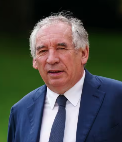 Gaullisme_Fr's tweet photo. Desservir la France

Tribune de Maurice Druon contre François @bayrou qui a toujours desservi les intérêts de la France, publiée en 2004 dans le @Le_Figaro :

« M. François Bayrou, personnage secondaire et destiné à le rester, n'est remarquable que par sa persévérance à desservir les intérêts supérieurs de la France. Il possède éminemment ce que les Anglais désignent par l'expression de nuisance value, la valeur de nuisance.

A quel moment l'image qu'il a de lui-même a-t-elle commencé de lui brouiller le jugement ? Voilà un Béarnais, fils d'agriculteur, qui, doué pour les études, devient agrégé de lettres classiques. A vingt-huit ans, il fait ses premiers pas en politique en entrant au cabinet de M. Méhaignerie, ministre de l'Agriculture. Il adhère du même coup à la formation centriste que créa Giscard d'Estaing pour servir à son élévation personnelle. Cette formation, qui aura participé à renverser le général de Gaulle en 1969, deviendra l'UDF.

M. Bayrou s'y installe et y prospère. Il est élu conseiller général dans son département natal, puis conseiller régional. Conseiller, il l'est aussi de M. Pierre Pfimlin, à la présidence de l'Assemblée européenne. M. Pfimlin était un excellent homme à tous égards, qui exerça avec droiture des fonctions très élevées. Il n'avait qu'un défaut : il était centriste, c'est-à-dire que, comme tous les centristes, il se trompait sur la hiérarchie des valeurs.

On lui doit d'avoir fait perdre à Paris d'être la capitale de l'Europe. En effet, il était entendu entre Adenauer et de Gaulle que les institutions de la Communauté européenne auraient leur siège à proximité. Un grand ensemble serait construit en proche région parisienne. Là-dessus, Pfimlin, alsacien, intervient en clamant : « Strasbourg, Strasbourg... le lien entre la France et l'Allemagne, entre les deux cultures... la réconciliation... Strasbourg ville symbole ! » Pouvait-on insulter l'Alsace ? On remisa le projet parisien.

La démarche procédait d'un bon sentiment, mais d'une erreur de jugement.

Paris, grande métropole des arts et des affaires, en même temps que centre international de communications, avait tous les attraits pour les députés, les diplomates et les fonctionnaires européens ; Strasbourg, belle mais provinciale, avec des divertissements limités et surtout mal desservie, obligeant à des changements d'avion pour atteindre son aérodrome souvent embrumé, n'exerça que peu de charmes sur la nouvelle population communautaire. Si les sessions mensuelles du Parlement à quel coût et pour combien de temps ? continuent de s'y tenir, tout le reste, commissions et services, s'est installé à Bruxelles et c'est Bruxelles qui est devenue la capitale administrative de l'Union.

Revenons à M. Bayrou qui poursuit un parcours politique assez habituel. Élu député, il montre assez vite un appétit ministériel en se faisant des problèmes de l'enseignement une spécialité. Il fonde et préside un groupe permanent de lutte contre l'illettrisme. Louable programme. Le malheur veut que, le temps qu'il fut ministre de l'Éducation nationale, l'illettrisme ne cessa d'augmenter et le niveau général des études de baisser. Est-ce durant cette période que se produit en lui une dilatation un peu excessive de l'ego ?

On dit, on raconte qu'il réveilla une nuit les membres de son cabinet, les convoquant d'urgence au ministère, pour les consulter sur une vision qu'il venait d'avoir de son avenir présidentiel. L'anecdote a couru avec trop d'insistance pour qu'il n'y ait pas, à son origine, quelque réalité.

Pourquoi suis-je à m'arrêter si longtemps sur M. Bayrou, alors que nous avons des soucis qui semblent de plus d'importance ? C'est parce que, non content de mettre du désordre dans notre politique intérieure, il agit en ce moment au contraire des intérêts de la France dans le Parlement européen.

M. Bayrou est candidat à la présidence de la République, on le sait. Il l'a fait savoir urbi et orbi, et l'obstination étant dans sa nature, il y a tout à penser qu'il le sera à vie. Il s'est d'ailleurs présenté en 2002 et arrivé dans la queue du peloton, 6,8 %, il a aussitôt revêtu le maillot au dossard marqué 2007.

Assurant faire partie, à l'Assemblée nationale, de la majorité afin de garder son électorat, il tient son groupe parlementaire à la lisière, sous le prétexte de refuser la caporalisation ; il ne cesse de critiquer l'action du gouvernement, avec souvent les arguments de l'opposition, et ne vote pour lui que du bout des doigts, quand il ne s'abstient pas, attendant visiblement sa chute. Belle logique politique ! C'est ce que M. Bayrou appelle cultiver sa différence. A bénéficier d'un si grand soutien, on en vient à préférer des adversaires.

Son programme ? Il n'est fait que de mots usés et de formules devenues creuses à force d'avoir trop servi. On se croirait revenu à « la République plus juste, plus humaine » d'il y a trente ans. Tout vieillit, même la démagogie.

Aux récentes élections régionales, en lançant partout ses propres listes, il a fait perdre à la droite bon nombre de sièges qu'elle eût conservés si elle s'était présentée unie, et il a contribué aux victoires locales des socialistes, ce qui, avec la décentralisation en cours, ne sera pas sans conséquences. Mais c'est au nouveau Parlement européen qu'il devient le plus dangereux.

[...]

Quel gâchis ! Et tout à l'avenant. Ceux qui se tiennent autour de François Bayrou par intérêt de carrière, comme ceux qui y restent par loyauté personnelle, s'exposent, les uns comme les autres, à connaître de graves mécomptes.

Je n'ai en politique d'autre critère que les services rendus au pays.

Le prince de Talleyrand disait : « Faute de richesse, une nation n'est que pauvre ; faute de patriotisme, c'est une pauvre nation. » »

Maurice Druon.

Par Maurice Druon, de l'Académie française.  

@Le_Figaro, lundi 26 juillet 2004.