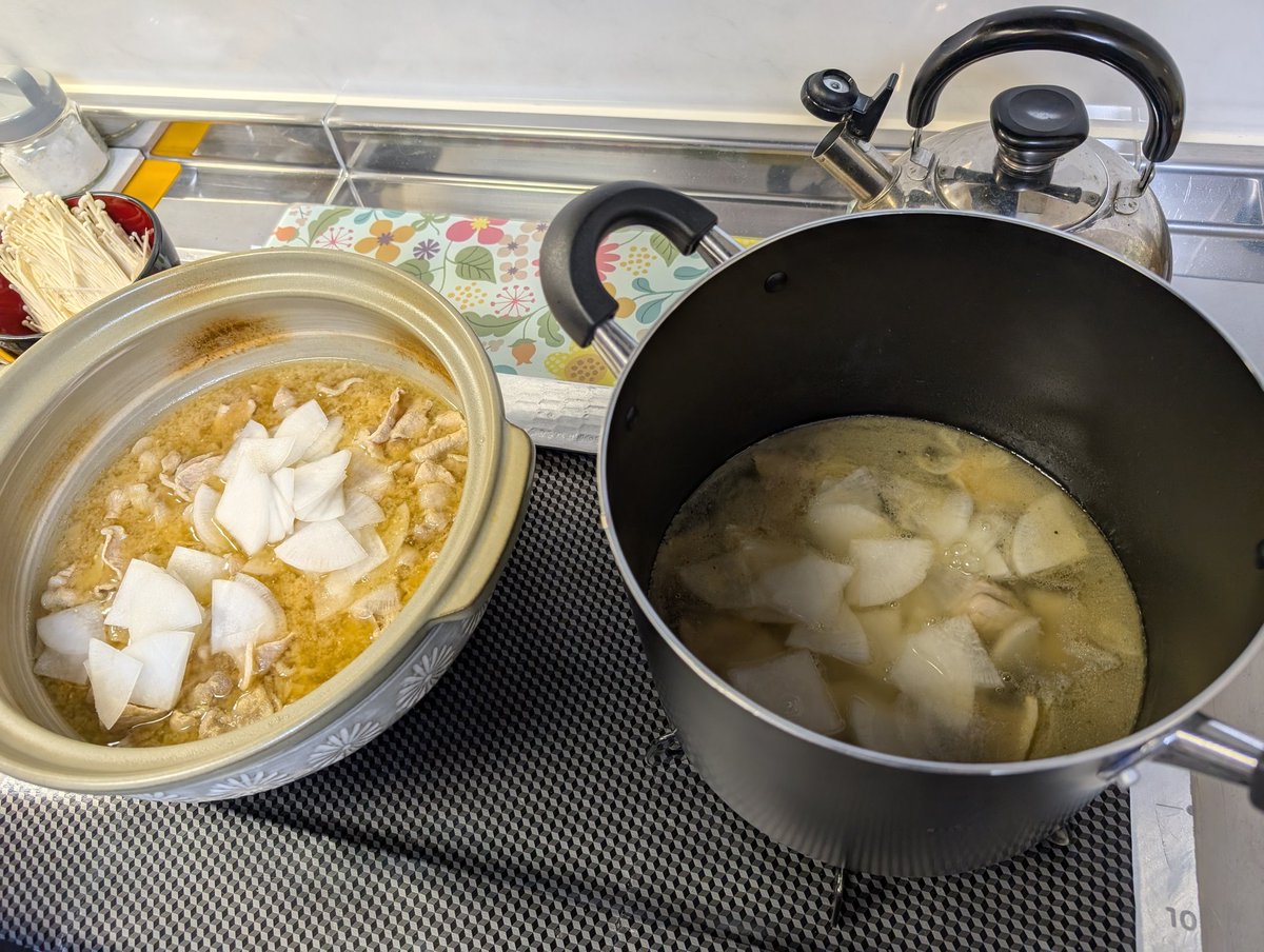 WIPn7CXZBjj6rso's tweet image. 今日は自宅でちゃんこ会を開催。

ある相撲部屋のちゃんこ長に来てもらって相撲部屋の料理を作ってもらっている。しかも『塩』と『味噌』の二種類のちゃんこを。他にもオカズが数品ある。

出来上がりが
メチャメチャ楽しみ〜

#ちゃんこ会 #ちゃんこ #味噌ちゃんこ #塩ちゃんこ