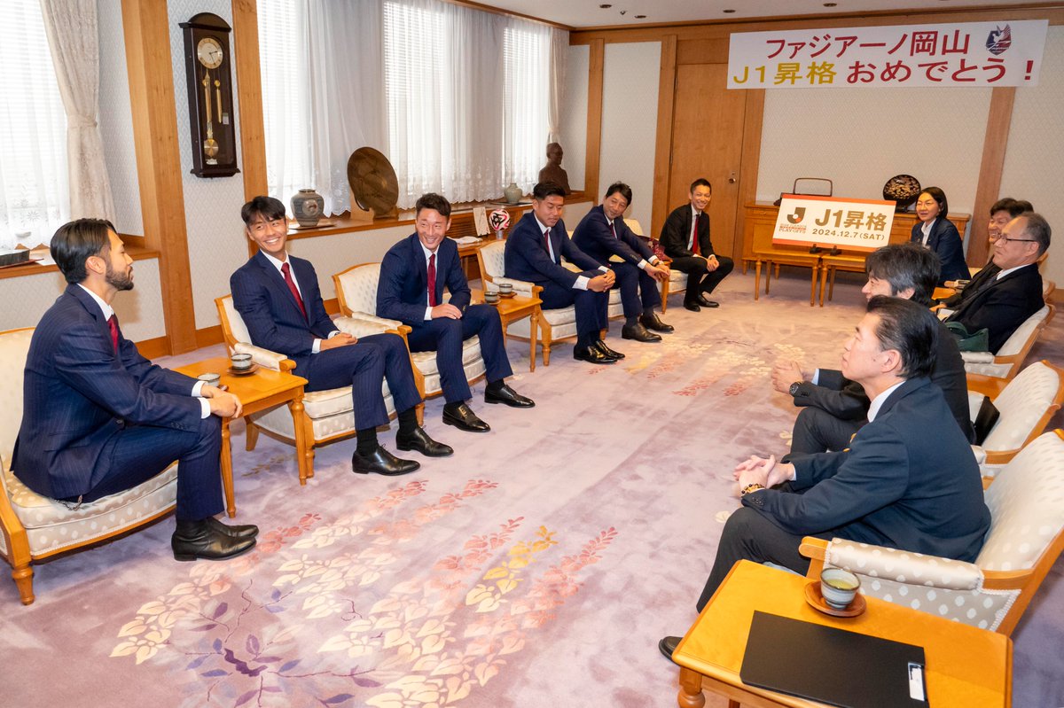 Kurashiki_City's tweet photo. ＼ファジアーノ岡山の関係者がＪ１昇格を報告！／
J1昇格プレーオフを制し、クラブ初のJ１昇格を決めたファジアーノ岡山の森井悠社長、木山隆之監督、選手の皆さんが倉敷市役所を訪問し、悲願の達成を伊東市長に報告しました。職員や市民約400人が出迎え、木山監督に花束が贈られました。 https://t.co/Cl5HBRl8Vc