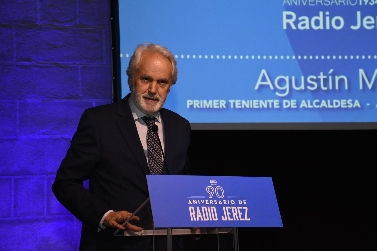 ciudadjerez's tweet image. 🎂El Gobierno local felicita a la Cadena Ser de Jerez por sus 90 años de vida. El teniente de Alcaldesa, Agustín Muñoz, participó en el acto de aniversario en una Gala en los Claustros de Santo Domingo junto a quienes han hecho posible esta trayectoria radiofónica. ¡Felicidades!