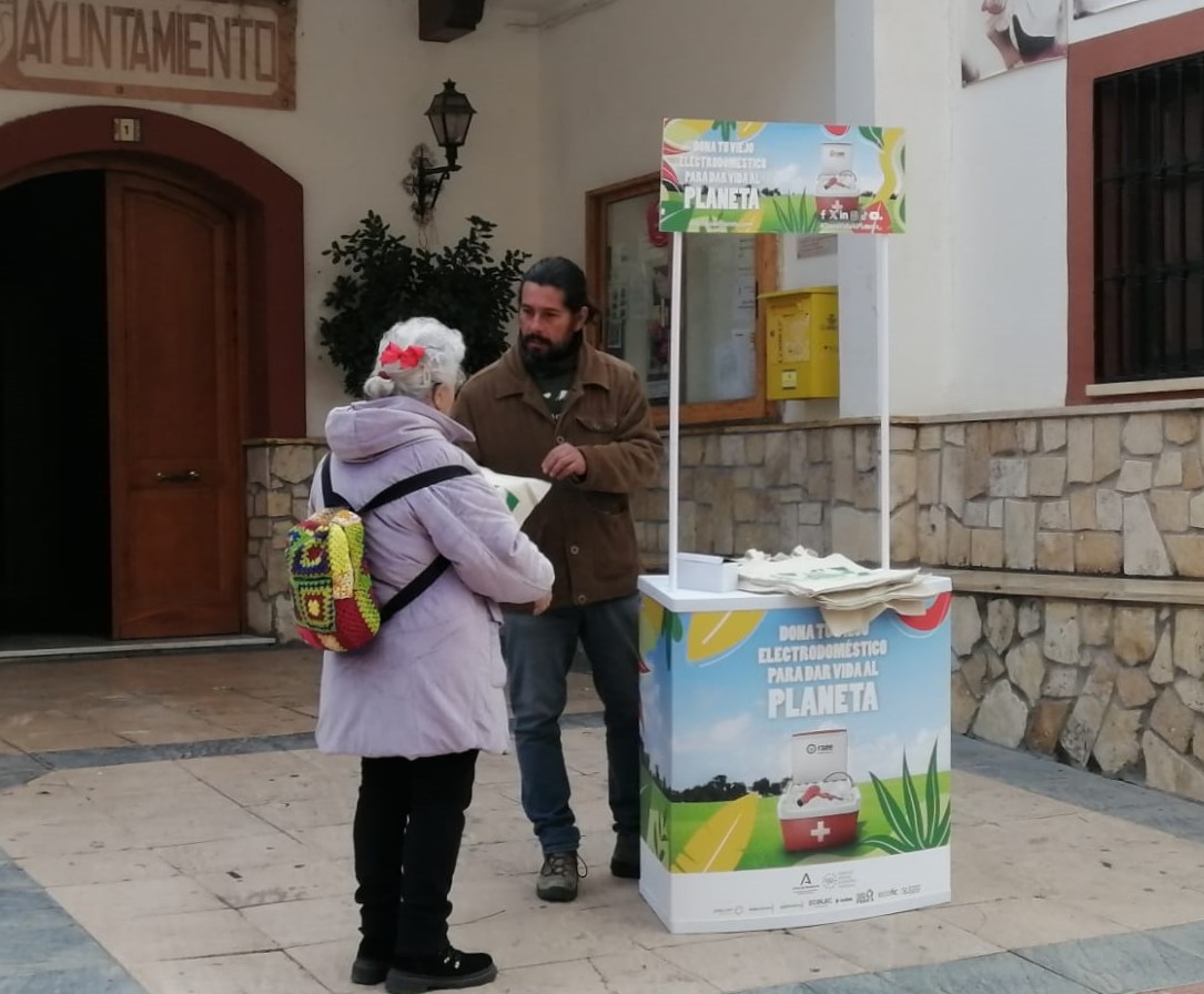RAEEAndalucia's tweet photo. 💪Ayuda al planeta a través del reciclaje o apoyando nuestra campaña #DonaVidaAlPlaneta.
❗️Acércate a cualquiera de los puntos informativos que recorrerán toda Andalucía hasta el 24 de enero.
📌Seguimos de ruta por #Ohanes, #Beires y #Padules.
👉 https://t.co/ZDpTyn6gK5 https://t.co/5aVpoK0MWS
