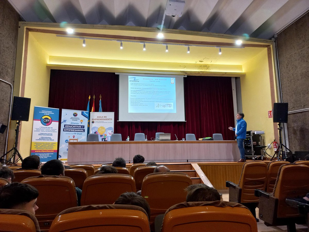 Iván García, de la empresa <a href="/Homologastur/">Homologastur</a> , ha impartido una charla en el centro sobre "Problemas técnicos y legales en reformas de vehículos" para los ciclos de la familia de TMV donde han podido conocer de primera mano como realizar reformas de vehículos y su problemática.