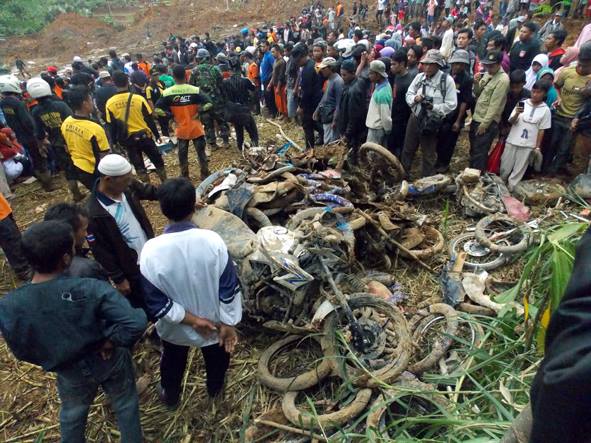 Tepat Hari ini 10 Tahun yang lalu

Tragedi longsor di Jemblung, Kecamatan Karangkobar, Kab. Banjarnegara

Alfatihah untuk seluruh korban tanah longsor di #Jemblung

#10TahunJemblung