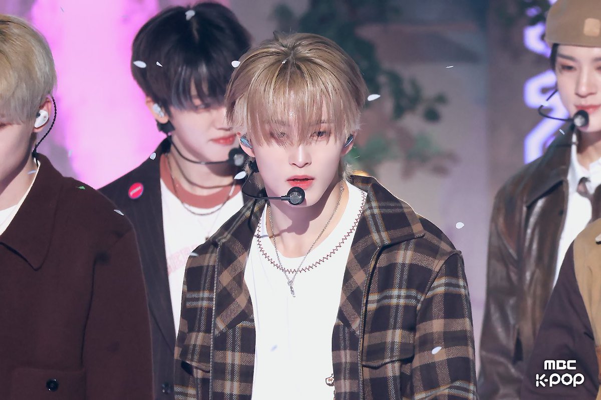 SM_NCT's tweet photo. 241123 #NCTDREAM on Show! Music Core

#MARK
https://t.co/JZSlFnuFN0 https://t.co/i5wqrAECPh