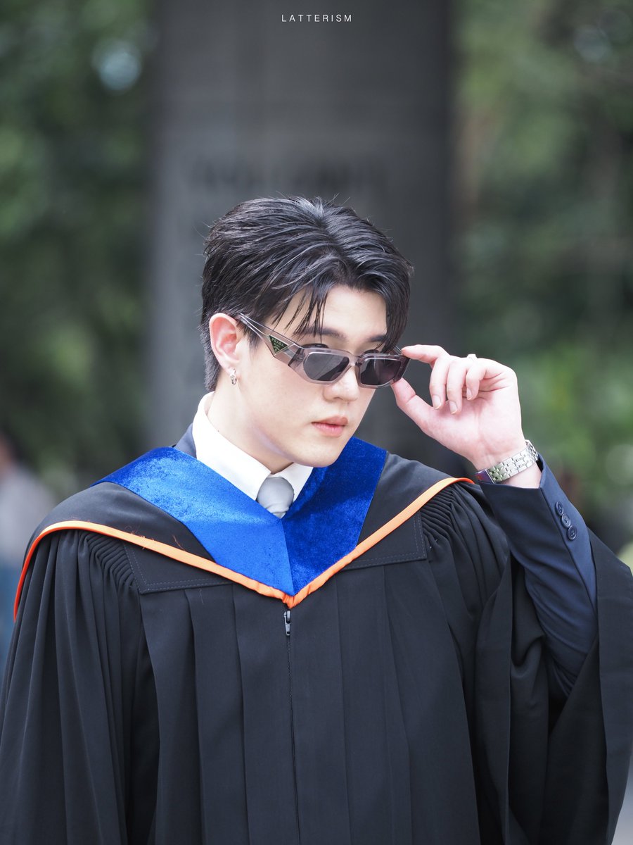 latterism's tweet photo. ขอมองตาได้ไหม ในฐานะยายก็ได้ 🤣🤣
#GunGunHDGraduationDay
#gungunHD
#LTPix https://t.co/7Fyc8K5gbT