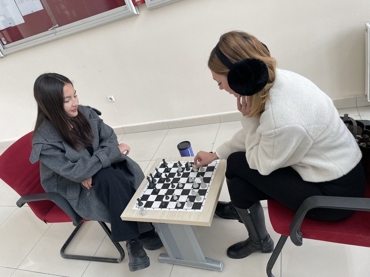 Hocalarımız ve öğrencilerimiz ders molasında masa tenisi ve satranç oynayarak enerjilerini atıyor, motivasyonlarını tazeliyor! 🏓💥♟️ Hem eğlenceli hem de verimli bir mola! 🥳 <a href="/MutluTurkmen/">Mutlu Türkmen</a> <a href="/Bayburtedu/">Bayburt Üniversitesi (BAYÜ)</a> <a href="/gulsumerd/">Ümmügülsüm Erdogan</a>