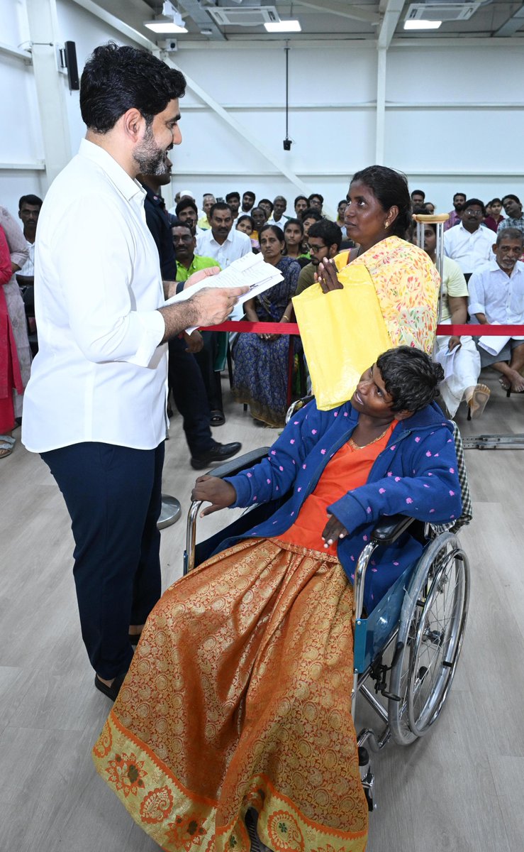 naralokesh's tweet photo. రాష్ట్రవ్యాప్తంగా వివిధ సమస్యలతో బాధపడుతున్న వారు.. వాటి పరిష్కారం కోసం ప్రజాదర్బార్ కు తరలివచ్చారు. ఉండవల్లిలోని నివాసంలో నిర్వహించిన 51వ రోజు ప్రజాదర్బార్ లో పెన్షన్ మంజూరు చేయాలని, వైద్యం సాయం అందించాలని, ఉద్యోగ, ఉపాధి అవకాశాలు కల్పించాలని, కబ్జాదారుల నుంచి తమ భూములు కాపాడాలని, ఉద్యోగులు తాము ఎదుర్కొంటున్న సమస్యలు పరిష్కరించాలని విజ్ఞప్తి చేశారు. వేధింపులతో తన కుమారుడి ఆత్మహత్యకు కారణమైన వైసీపీ నాయకులపై చర్యలు తీసుకోవాలని సత్యసాయి జిల్లా బుక్కపట్నానికి చెందిన ఎమ్.ఓబులమ్మ విజ్ఞప్తి చేశారు. ప్రభుత్వ ఉద్యోగం ఇప్పిస్తానంటూ నమ్మించి మోసం చేశారని ఎన్టీఆర్ జిల్లా ఏ.కొండూరు మండలం గోపాలపురానికి చెందిన ఓర్సు జగదీష్ కుమార్ ఫిర్యాదు చేశారు. ప్రజలు ఎదుర్కొంటున్న అనేక సమస్యలు నా దృష్టికి వచ్చాయి. ఆయా విజ్ఞప్తులను సత్వరం పరిష్కరించి, బాధితులకు అండగా ఉంటాను.
#PRAJADARBAR
