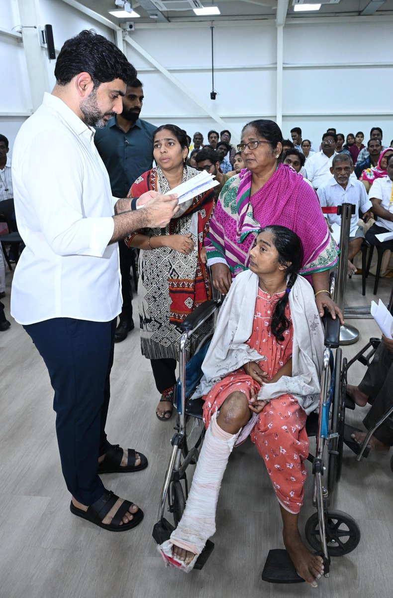 naralokesh's tweet photo. రాష్ట్రవ్యాప్తంగా వివిధ సమస్యలతో బాధపడుతున్న వారు.. వాటి పరిష్కారం కోసం ప్రజాదర్బార్ కు తరలివచ్చారు. ఉండవల్లిలోని నివాసంలో నిర్వహించిన 51వ రోజు ప్రజాదర్బార్ లో పెన్షన్ మంజూరు చేయాలని, వైద్యం సాయం అందించాలని, ఉద్యోగ, ఉపాధి అవకాశాలు కల్పించాలని, కబ్జాదారుల నుంచి తమ భూములు కాపాడాలని, ఉద్యోగులు తాము ఎదుర్కొంటున్న సమస్యలు పరిష్కరించాలని విజ్ఞప్తి చేశారు. వేధింపులతో తన కుమారుడి ఆత్మహత్యకు కారణమైన వైసీపీ నాయకులపై చర్యలు తీసుకోవాలని సత్యసాయి జిల్లా బుక్కపట్నానికి చెందిన ఎమ్.ఓబులమ్మ విజ్ఞప్తి చేశారు. ప్రభుత్వ ఉద్యోగం ఇప్పిస్తానంటూ నమ్మించి మోసం చేశారని ఎన్టీఆర్ జిల్లా ఏ.కొండూరు మండలం గోపాలపురానికి చెందిన ఓర్సు జగదీష్ కుమార్ ఫిర్యాదు చేశారు. ప్రజలు ఎదుర్కొంటున్న అనేక సమస్యలు నా దృష్టికి వచ్చాయి. ఆయా విజ్ఞప్తులను సత్వరం పరిష్కరించి, బాధితులకు అండగా ఉంటాను.
#PRAJADARBAR