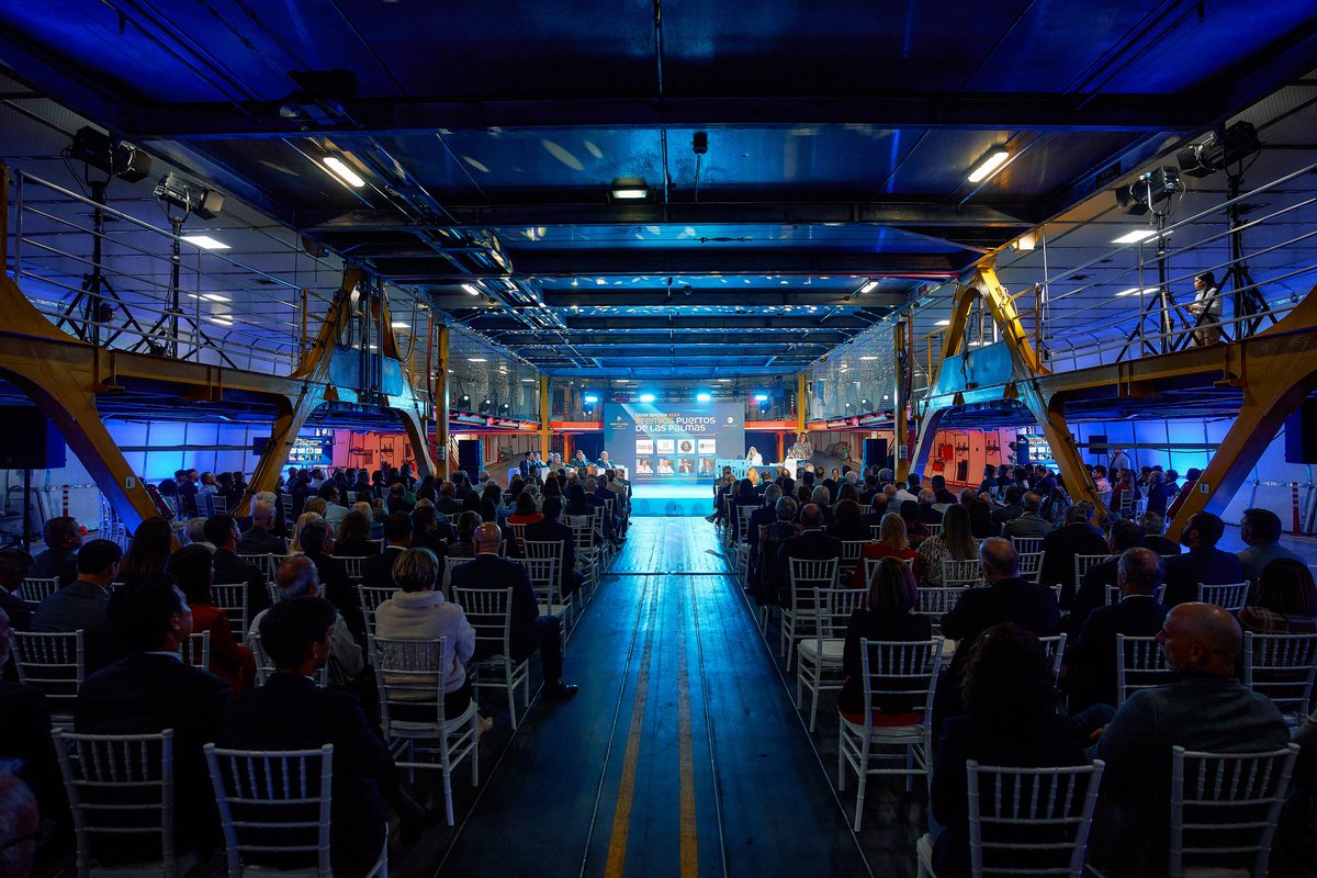 LasPalmasPorts's tweet image. Los Premios Puertos de Las Palmas 2024 elogian la labor encomiable de los galardonados👏🏼 

ℹ️La presidenta de la #APLP elogia a las figuras y empresas premiadas, “ejemplos para toda la comunidad portuaria”, y pone el acento en la importancia de remar juntos en la misma dirección.