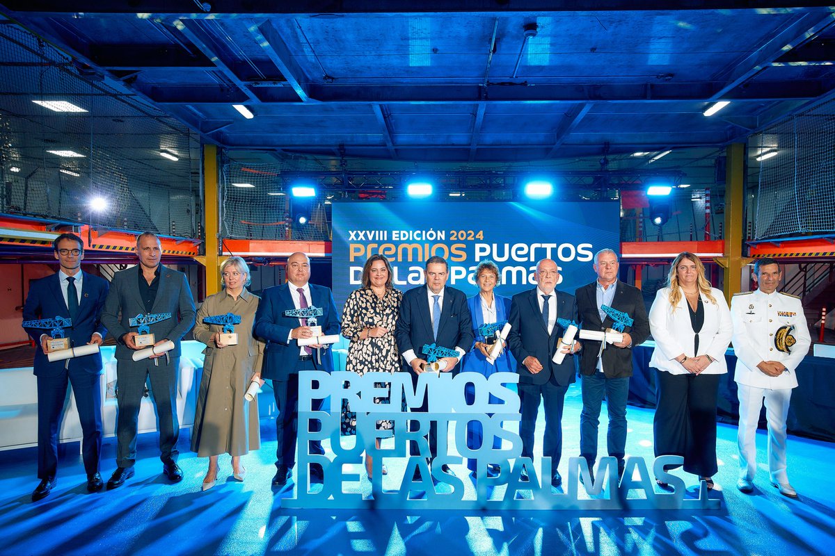 LasPalmasPorts's tweet image. Los Premios Puertos de Las Palmas 2024 elogian la labor encomiable de los galardonados👏🏼 

ℹ️La presidenta de la #APLP elogia a las figuras y empresas premiadas, “ejemplos para toda la comunidad portuaria”, y pone el acento en la importancia de remar juntos en la misma dirección.