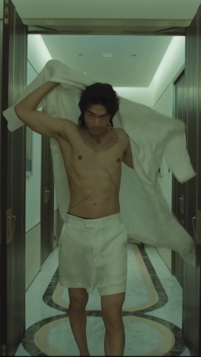 김홍식 배때지에 흉터 개많은데
경선이가 아무생각없이 노래 흥얼거리면서
흉터 매만지면 어떡함
김홍식은 몸에 열 ㅈㄴ 많고 반대로 경선이는 수족냉증이라 손길 더 잘느껴지는거...
낮게 숨뱉던 김홍식 경선누님 손목 붙잡으면서
어떡하다 생겼는지 안물어봐?하면
나쁜짓하다 생겼겠지. 하는 박경선