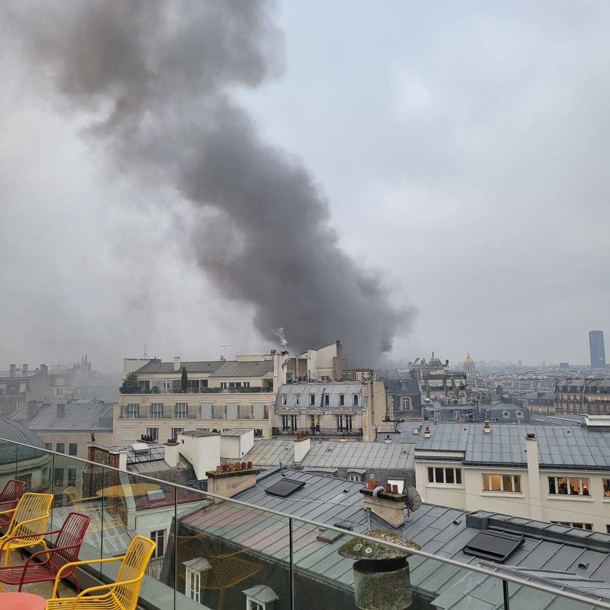 RodolphePinta1's tweet photo. Habemus Ministre !
#fire #Paris16 #Paris #feu https://t.co/yF73WymQ7X