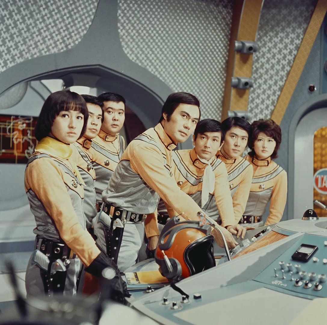 ダンダダン 科学特捜隊にウルトラ警備隊の制服姿の先生達‥ 先生達