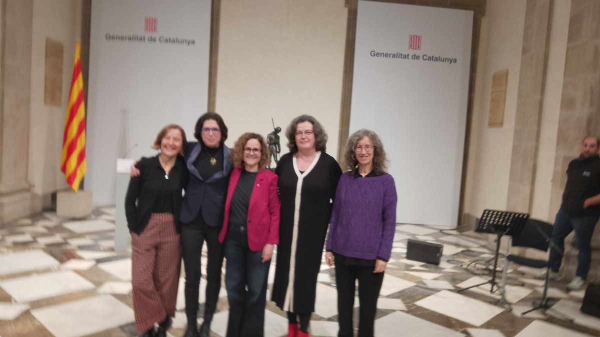OBorrasAnna's tweet photo. Cloenda institucional #AnyEstellés pel @govern @cultura_cat @shalmodo, celebrar la bona feina d'@AngelsGregori. Coincidir amb els premis @llenguacatalana @VilaFx i poder felicitar als Joans de @Camacuceditoria pel premi Pompeu Fabra. Una nit redona representant @AccioCulturalPV https://t.co/I4l8ASoGkf