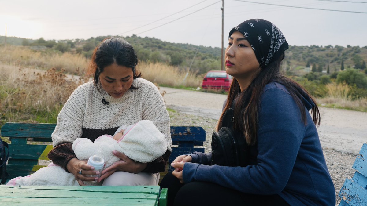mortazabehboudi's tweet photo. À Lesbos, j’ai rencontré deux enseignantes Afghanes qui ont fui les talibans pour sauver leurs vies et protéger leurs enfants. Aujourd’hui, elles survivent dans les conditions inhumaines d’un camp insalubre où même le lait et la nourriture manquent cruellement. #Grèce #Europe https://t.co/hnM6WR0KaO