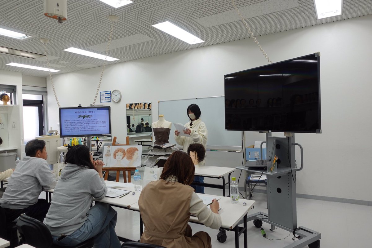 TVA_News's tweet photo. #特殊メイク学科 #映像舞台メイクコース 卒業制作のプレゼンを行いました￼✨

2回目のプレゼンを終えたらいよいよ制作も本格的になってきます！
3月の発表に向けてラストスパートです￼💪

#make
#makeup
#makeupartist
#tva
#東京ビジュアルアーツアカデミー
#東京ビジュアルアーツ
#メイク
#卒業制作
#ヘアメイク
#舞台メイク
#ヘアメイク専門学校
#メイク専門学校
#メイクアップアーティスト 
#ヘアメイクアップアーティスト
#２１世紀アカデメイア
#21世紀アカデメイア