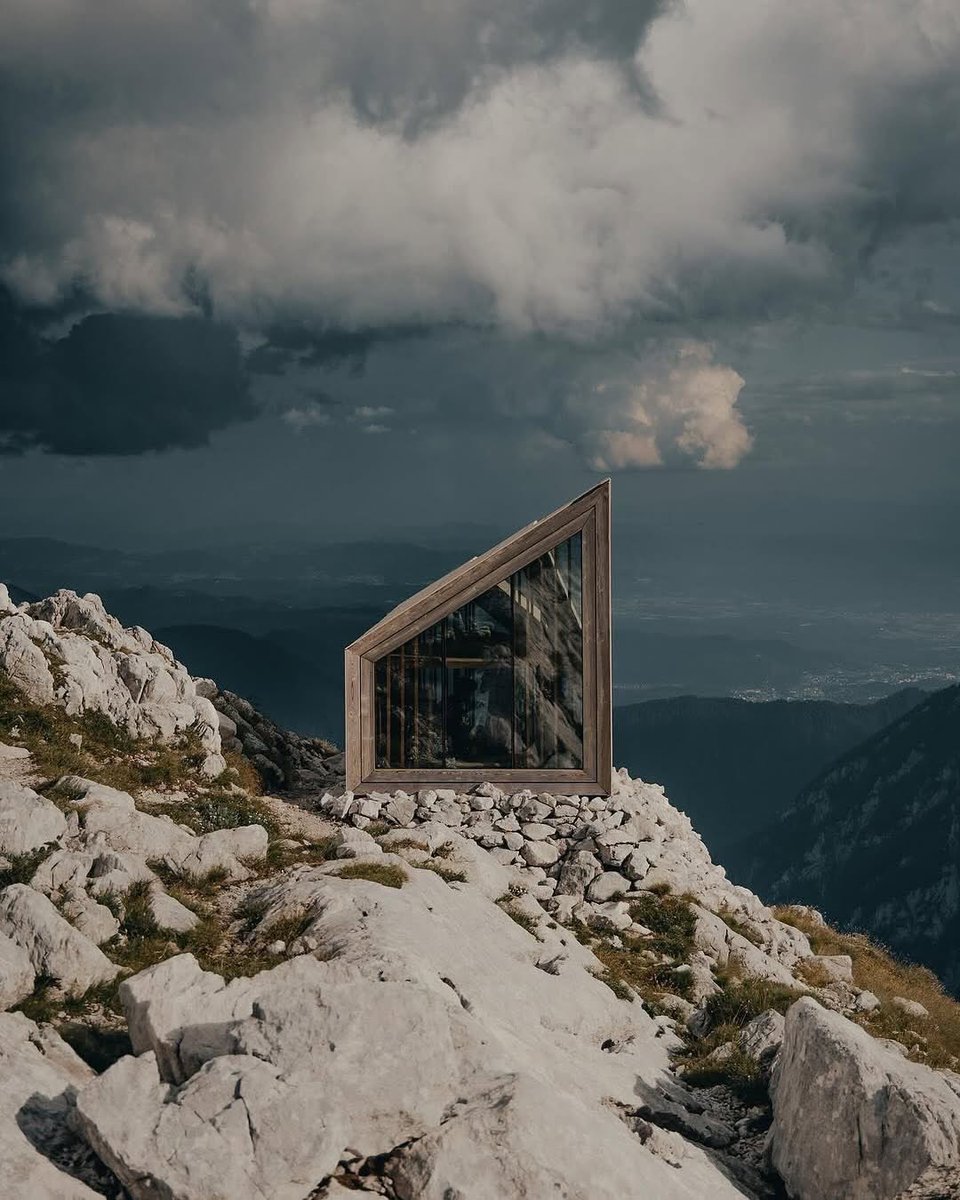 5style's tweet photo. Escape by the mountain top. Stunning evening mood captured by Michiel Pieters. 

#5STYLE #Minimal #Architecture #Minimalist #Design #Slovenia https://t.co/kdyGQrdN7I
