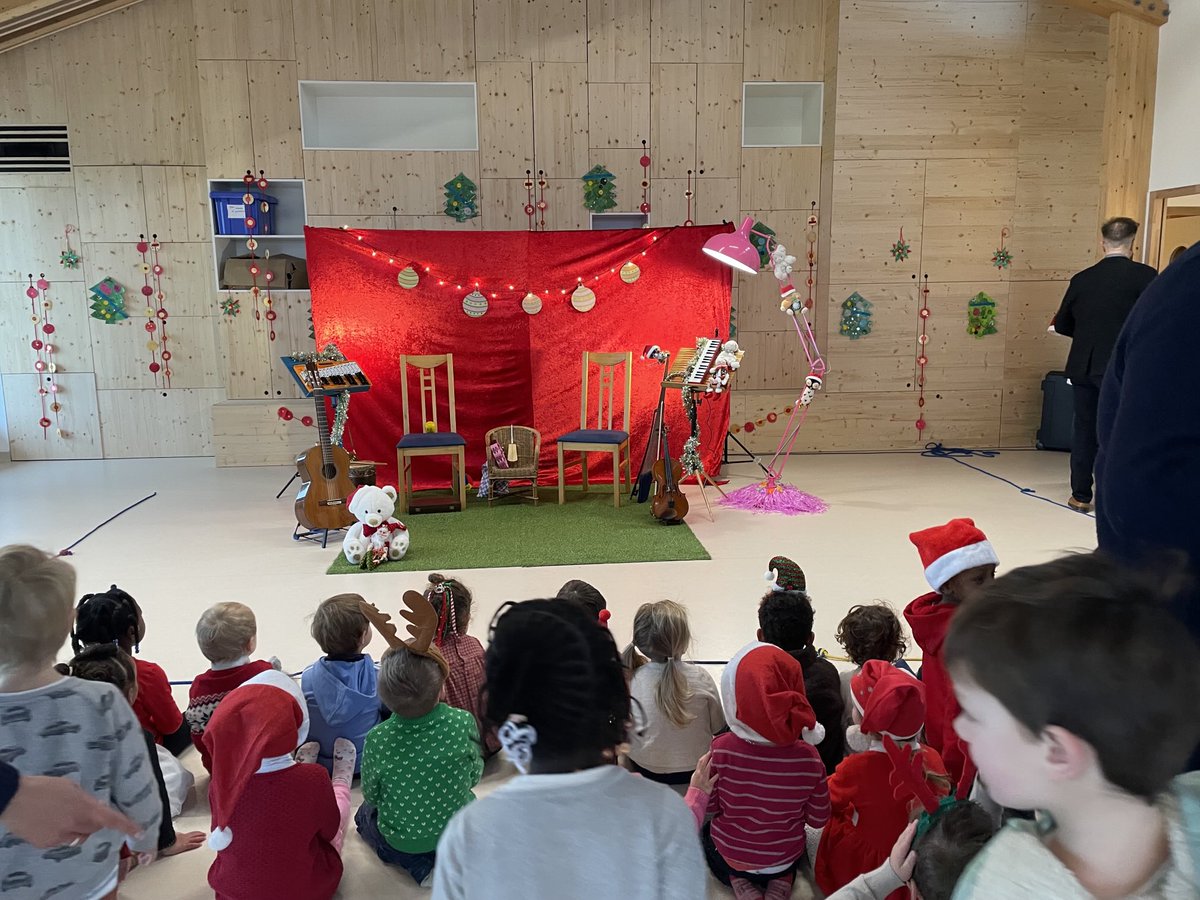 Les petits lutins sont prêts pour le spectacle…