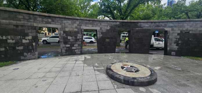 Nick Reece (@nicholas_reece) on Twitter photo The defacing of the <a href="/VictoriaPolice/">Victoria Police</a> Memorial with hate speech about those who have fallen is beyond despicable.
At <a href="/cityofmelbourne/">City of Melbourne</a> we now remove offensive material within ONE HOUR of being reported.
Our rapid response team was on site today getting the job done. 💪💪💪🙏🙏🙏 The defacing of the <a href="/VictoriaPolice/">Victoria Police</a> Memorial with hate speech about those who have fallen is beyond despicable.
At <a href="/cityofmelbourne/">City of Melbourne</a> we now remove offensive material within ONE HOUR of being reported.
Our rapid response team was on site today getting the job done. 💪💪💪🙏🙏🙏