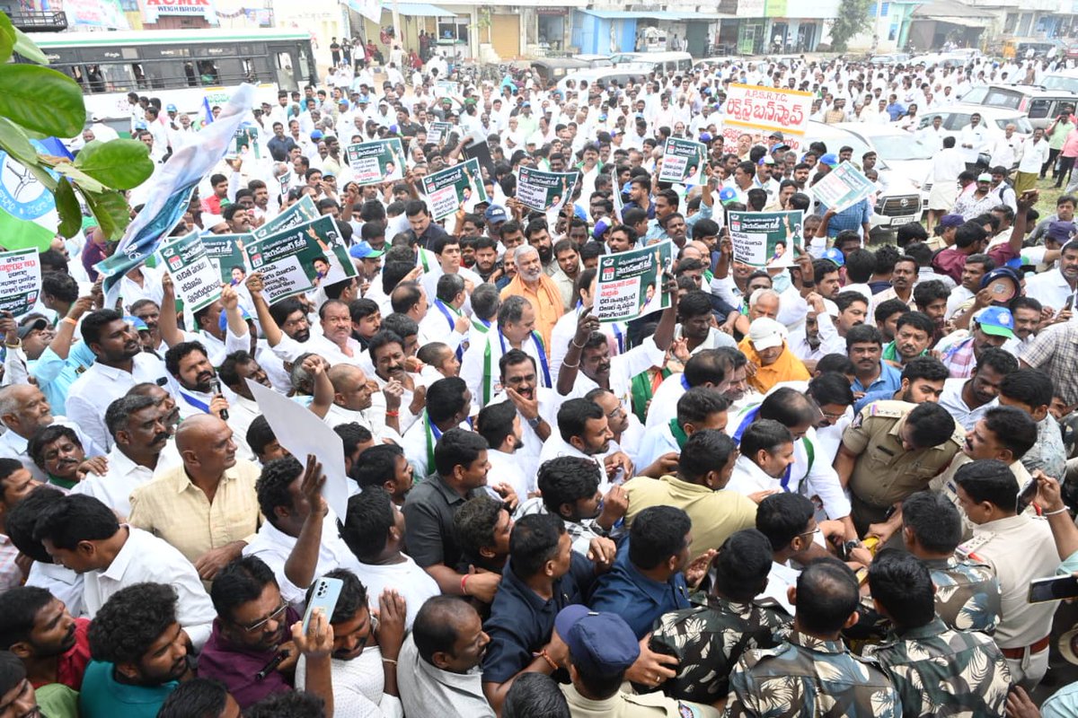 రైతులకు జరుగుతున్న అన్యాయం కు నిరసన గా నేడు రాష్ట్ర వ్యాప్త ఆందోళనలు
నంద్యాలలో చేపట్టిన ర్యాలీలో పార్టీ మాజీ ఎమ్మెల్యేలు, రైతులు, పార్టీ శ్రేణులు తో కలసి రైతులను ఆదుకోవాలని నంద్యాల జాయింట్ కలెక్టర్ కు వినతి పత్రం అందజేత