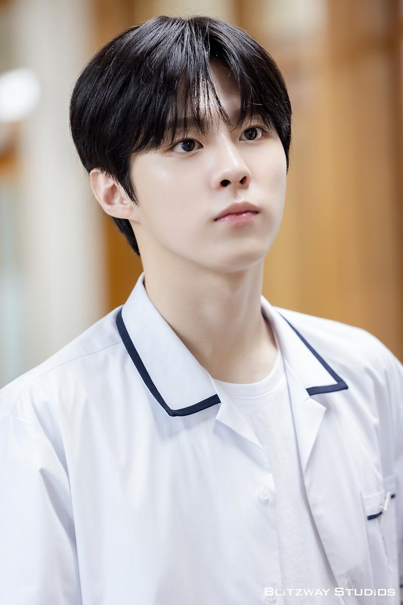 wsbbwolf's tweet photo. 우빈아~~~~~하면 냉미남 얼굴을 하고
이렇게 쳐다볼 듯 https://t.co/XYwxfu99Pf