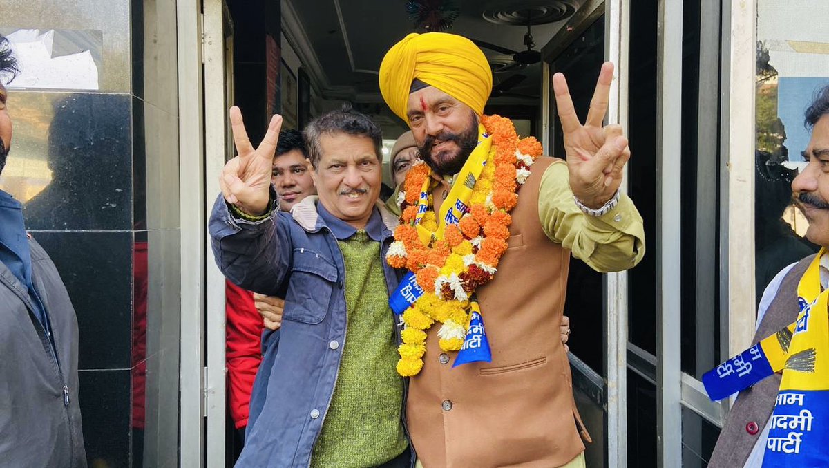 jsshunty's tweet photo. जनसंपर्क: कृष्णा मार्केट JJ Cluster, शाहदरा विधानसभा । आशीर्वाद , प्यार , स्नेह ❤️

“झाड़ू का बटन दबाना है, सेवा का दायरा बड़ाना है”

#shahdara #aapkasewak #jsshunty #shunty #ambulanceman https://t.co/4197i05o4U
