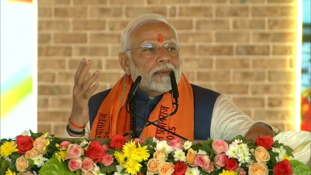 BJP Uttar Pradesh (@bjp4up) on Twitter photo рдпреЗ рдХреЗрд╡рд▓ рддреАрди рдкрд╡рд┐рддреНрд░ рдирджрд┐рдпреЛрдВ рдХрд╛ рд╣реА рд╕рдВрдЧрдо рдирд╣реАрдВ рд╣реИред
рдкреНрд░рдпрд╛рдЧ рдХреЗ рдмрд╛рд░реЗ рдореЗрдВ рдХрд╣рд╛ рдЧрдпрд╛ рд╣реИ : 'рдорд╛рдШ рдордХрд░рдЧрдд рд░рдмрд┐ рдЬрдм рд╣реЛрдИред рддреАрд░рдердкрддрд┐рд╣рд┐рдВ рдЖрд╡ рд╕рдм рдХреЛрдИредред'
рдЕрд░реНрдерд╛рдд рдЬрдм рд╕реВрд░реНрдп рдордХрд░ рдореЗрдВ рдкреНрд░рд╡реЗрд╢ рдХрд░рддреЗ рд╣реИрдВ, рд╕рднреА рджреИрд╡реАрдп рд╢рдХреНрддрд┐рдпрд╛рдВ, рд╕рднреА рддреАрд░реНрде, рд╕рднреА рдЛрд╖рд┐, рдорд╣рд╛рдЛрд╖рд┐ рдкреНрд░рдпрд╛рдЧ рдореЗрдВ рдЖ рдЬрд╛рддреЗ рд╣реИрдВред
рдпреЗ рд╡реЛ рд╕реНрдерд╛рди рдЬрд┐рд╕рдХреЗ рдкреНрд░рднрд╛рд╡ рдХреЗ рдмрд┐рдирд╛ рдкреБрд░рд╛рдг рдпреЗ рдХреЗрд╡рд▓ рддреАрди рдкрд╡рд┐рддреНрд░ рдирджрд┐рдпреЛрдВ рдХрд╛ рд╣реА рд╕рдВрдЧрдо рдирд╣реАрдВ рд╣реИред
рдкреНрд░рдпрд╛рдЧ рдХреЗ рдмрд╛рд░реЗ рдореЗрдВ рдХрд╣рд╛ рдЧрдпрд╛ рд╣реИ : 'рдорд╛рдШ рдордХрд░рдЧрдд рд░рдмрд┐ рдЬрдм рд╣реЛрдИред рддреАрд░рдердкрддрд┐рд╣рд┐рдВ рдЖрд╡ рд╕рдм рдХреЛрдИредред'
рдЕрд░реНрдерд╛рдд рдЬрдм рд╕реВрд░реНрдп рдордХрд░ рдореЗрдВ рдкреНрд░рд╡реЗрд╢ рдХрд░рддреЗ рд╣реИрдВ, рд╕рднреА рджреИрд╡реАрдп рд╢рдХреНрддрд┐рдпрд╛рдВ, рд╕рднреА рддреАрд░реНрде, рд╕рднреА рдЛрд╖рд┐, рдорд╣рд╛рдЛрд╖рд┐ рдкреНрд░рдпрд╛рдЧ рдореЗрдВ рдЖ рдЬрд╛рддреЗ рд╣реИрдВред
рдпреЗ рд╡реЛ рд╕реНрдерд╛рди рдЬрд┐рд╕рдХреЗ рдкреНрд░рднрд╛рд╡ рдХреЗ рдмрд┐рдирд╛ рдкреБрд░рд╛рдг