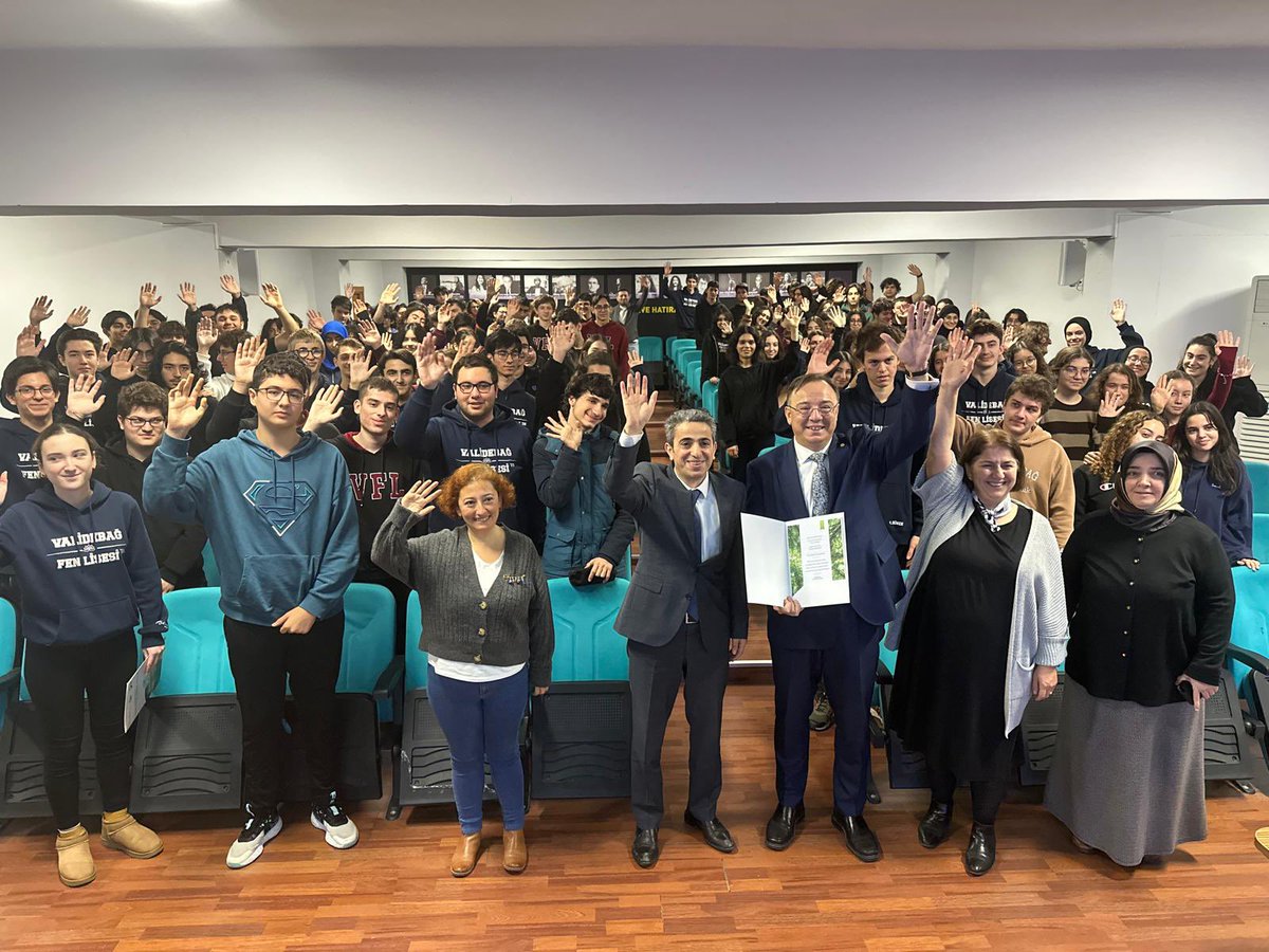 turkerkilic's tweet photo. Validebağ Fen Lisesi @validebagfen 

Müdürümüz Ahmet Hakan Yamak Hocamıza ve Rehberlik Öğretmenimiz Meryem Erence’ye yetiştirdikleri harika öğrencilerle tanıştırdıkları için teşekkür ederim

Bilim Sınıfımızın Öğrencilerini seçmeye devam..

Samet ve Ali Kaan bekleniyorsunuz. Çok çalışın..