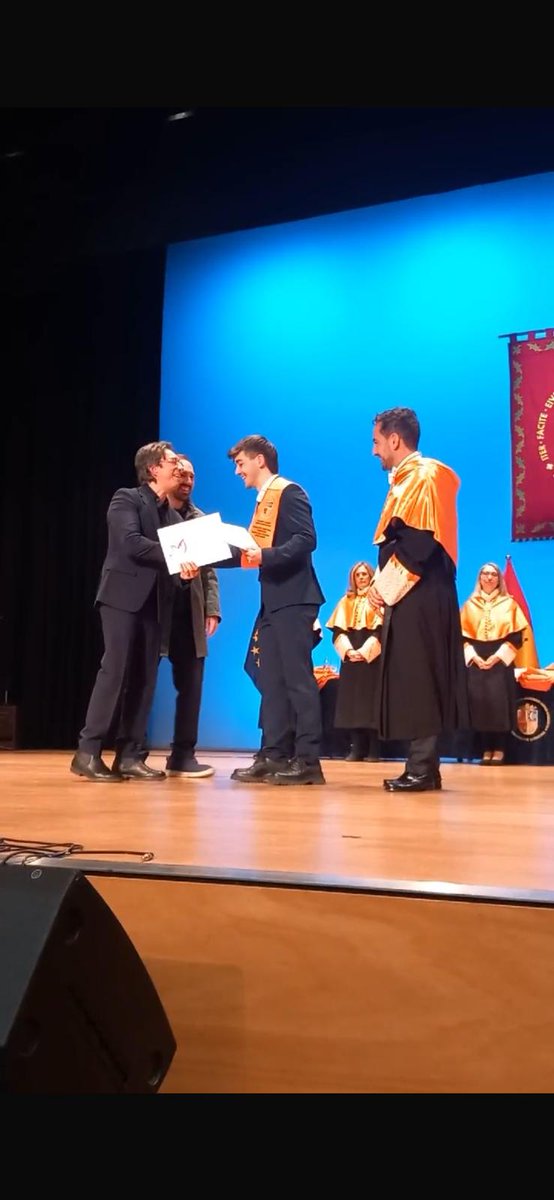 Durante el acto de graduación de Sociología de <a href="/UA_Universitat/">Universitat Alacant</a>, hemos tenido la oportunidad de otorgar nuestra distinción y membresía gratuita a Pablo González Valdecantos, Premio Extraordinario del grado en Sociología, de la mano de <a href="/Veintelineas/">Liberto Carratalá</a>. 

¡Felicidades Pablo! 🥳🥳
