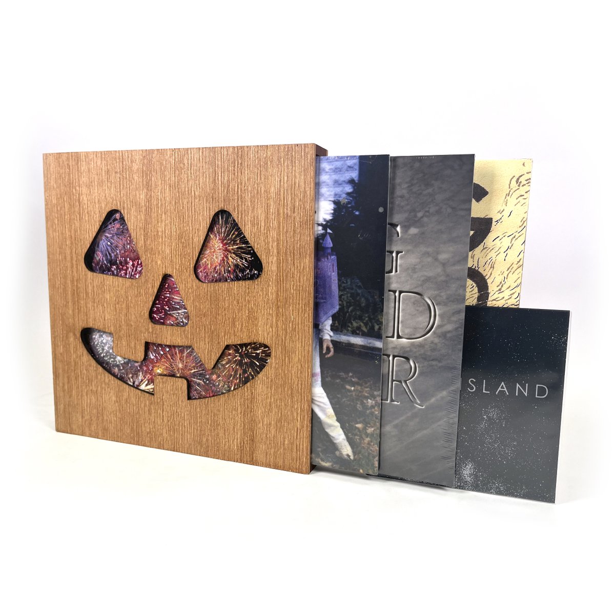 JoyfulNoiseRecs's tweet photo. 🫸 HIGH FIVE 🫷
Fang Island Box Set is finally out in the world! This box set contains the band's collected catalog within a hand-crafted laser-etched wooden box.

The box set sold out during pre-order on our site, BUT - 🧵 https://t.co/Pm04Ya98C7